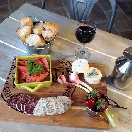 Des Brunes 4* Saint-Laurent-dʼAigouze