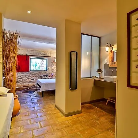Le Mas Des Brune Bed & Breakfast 4*