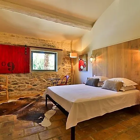 Le Mas Des Brune Bed & Breakfast