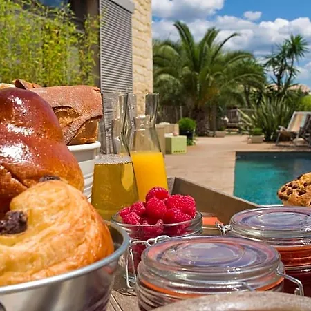 Le Mas Des Brune Bed & Breakfast 4*