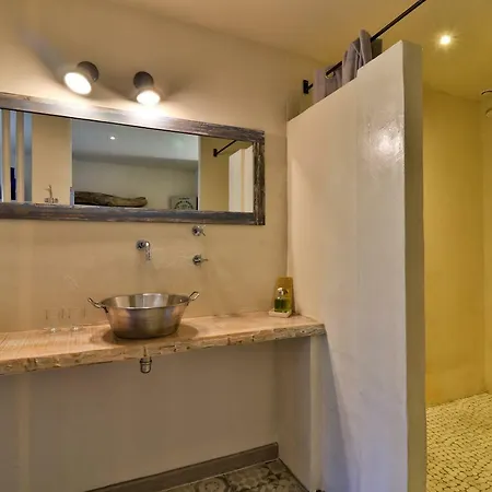 Le Mas Des Brune Bed & Breakfast 4*