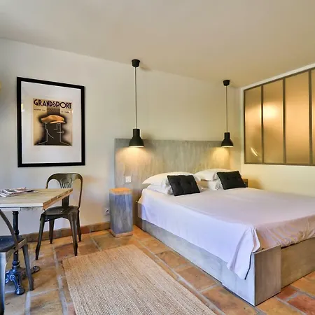 Des Brunes 4* Saint-Laurent-dʼAigouze