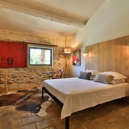 Le Mas Des Brune Bed & Breakfast 4*