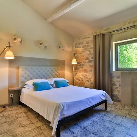 Le Mas Des Brune Bed & Breakfast 4*